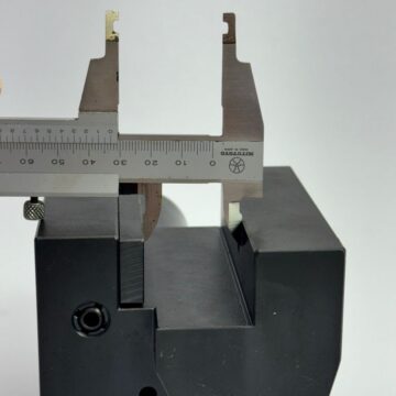 Werkzeugaufnahme  VDI 50    Längsaufnahme   1.5032/25     rechts Schnittstellengröße Vierkant 32×32 Vierkant 25×25